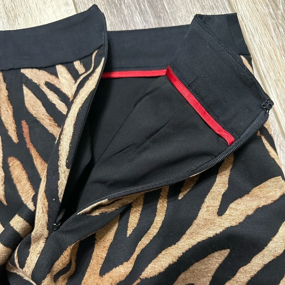 🛍️ White H Black M animal print skirt size O measurements posted.excellent.